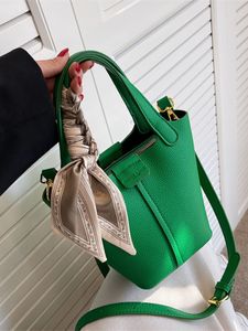 Kvällspåsar klassisk halsduk hink kvinnor lyxhandväska grön modedesigner pu läder axel crossbody shopper kvinnlig tote 230505