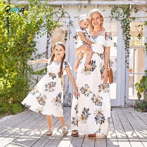 Family Matching Outfits Qunq Summer Parent-Child Outfit One-Line Shoulder Printed Chiffon Temperament Casual Dress Mom And Daughter Matching Clothes 230506