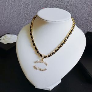 Designer 224 Choker Womens Pendant Necklace Wedding Party Gift Ny Spring Pearl Love Long Chain High Sense Jewelry Wholesale