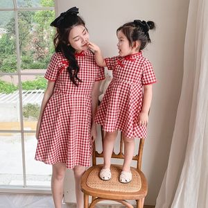 Passende Familienoutfits Eltern-Kind-Sommerkleid Mutter und Tochter kariertes Cheongsam-Kleid im chinesischen Stil Sommernetz Roter Anzug 230506