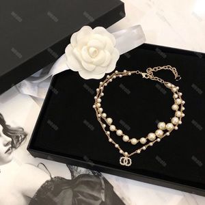 Luxury Necklace Designer för kvinnor Pärlhalsband damer Designers smycken Letter Pendant C Guldkedjor Bröllopsarmband Ear Ring Bijoux