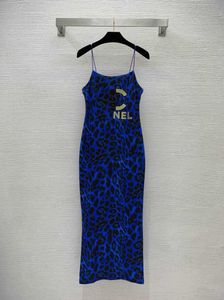 Hot Girl Sexig klänning Slim Lift Bröst och skinkor Bokstäver Big Logo Leopard Print Outside Wear Hip Halter Dresses Stretch Tyg Womens Kläddesigner 0912