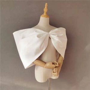 Manicotto per gioielli per capelli da sposa, giacca da sposa formale in raso bianco bolero, cappotto all'ingrosso su misura di buona qualità 230506