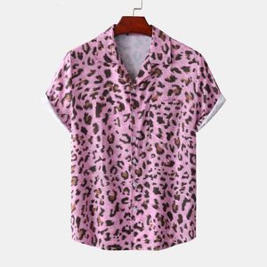 Mäns casual skjortor rosa leopardtryck mens skjortor lapel hals lös knapp upp blus andas sommar streetwear sexiga skjortor män hawaiian skjortor 230506