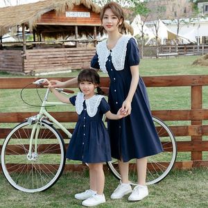 Familjmatchande kläder Summer Light Luxury Fashion Parent-Child Dress Fashion Dress Boutique Clothing Simple Style Familien Outfit Sommer 230506