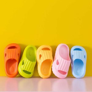 Летние детские тапочки с защитой пальцев ног, однотонная Нескользящая домашняя обувь для ванной комнаты для мальчиков, детская обувь для маленьких девочек на мягкой подошве