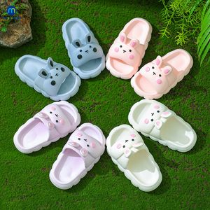 Slipper fofo de verão crianças chinelas desenho animado coelho crianças bebê caseiro macio impermeável não deslize meninos meninas sapato de praia miaoyoutong 230505