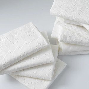 Tessuto Tessuto in pizzo bianco ricamato in puro cotone da patio per abito da sposa gonna moda tessuto cora tessuto estivo per metro P230506