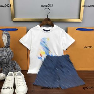 Chándales de lujo ropa de diseñador para niños Niño al aire libre Conjuntos Trajes de bebé 2 piezas Camiseta con estampado animal colorido y pantalones cortos de mezclilla de moda