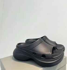 Designers de chinelos de sola grossa femininos, lazer de borracha Slipper feminino verão Sandbeach sapatos sandália novo estilo de moda de cor sólida