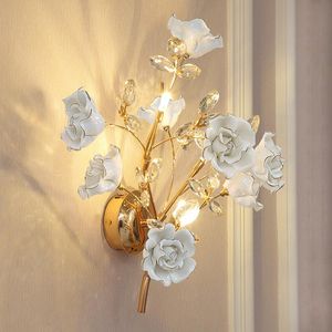 Lampade da parete Decorazione di nozze Applique in cristallo Ceramica Bianca Rosa Lampada a LED Mobili per camera da letto Specchio G4 Luce notturnaParete