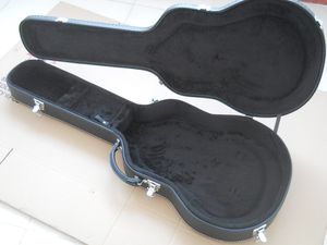 Schwarzer Hartschalenkoffer für 41- bis 43-Zoll-Akustikgitarre. **Die Farbe der Logogröße kann individuell angepasst werden