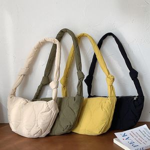 Kvällspåsar vintage veckade kvinnor väska 2023 hösten vinter mode armhåla crossbody utländsk casual nylon dumplings tidvatten