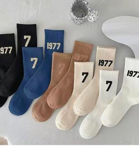 Çok renkli moda 7-1977 Tasarımcı Mens Socks Kadın Erkekler Yüksek Kaliteli Pamuk All Maç All Maç Klasik Nefes Alabilir Futbol Basketbol Çorapları