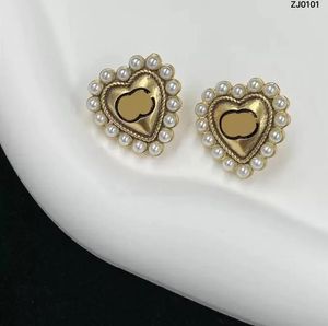 2024Exquisite Pearl Heart Carring Studs Luksusowe projektant uroków Aretes for Women Lady Brand Ear Stud Party Wedding Biżuteria Miłość