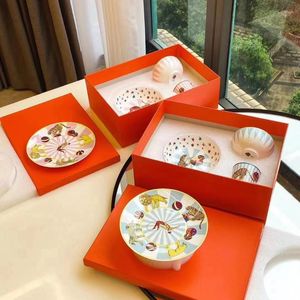 Dinnerware Sets 4pcs/conjunto Padrão Circus Ceramic Tableware 4 Peças Presente doméstico exclusivo para placas de bebê e utensílios de jantar de tigelas