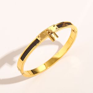 Pulseira de designer pulglela luxuoso 18k Bracelets de peito de ouro feminino letra joias de jóias de aço inoxidável Acessórios para festas de moda de moda zg1172
