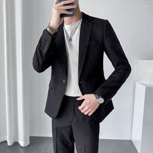 Erkekler Takım Stripe Erkek Günlük Takım Seti 2023 Trend Yakışıklı İki Parçalı İngiliz Gelinlik İnce Moda 2Y2878
