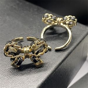 Designer Kvinnor Guldringar Diamond Letter Ring Luxurys Förlovningsringar för kvinnors pärlor Designers smycken Bow Tie Gold Weaving Ring