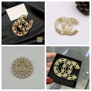 20style Classic Luxury Brand Desinger Brooch Women Rhinestone Pearl Letter Brooches Suit Pin Fashion Jewelry Clothing Decoration High Quality Accessoriesy