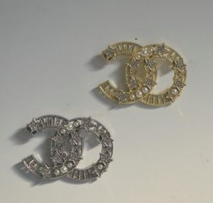 10 stil klasik marka mektubu tasarımcı broşlar mektuplar yaka pimleri elmas ekleme kristal rhinestone pin parti metal jewerlry aksesuarları hediye yüksek kalite