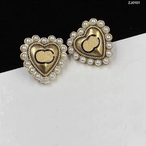 Utsökta Pearl Heart Earring Studs Luxury Designer Charm Earrings Aretes For Women Lady Ear Ear Stud Party Wedding Jewelry Love For Heart