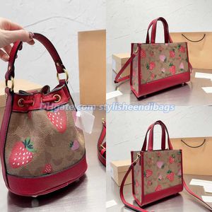 Stylisheendibags axelväska crossbody designer väskor handväska kvinnor elegant jordgubbsläder hink väska stora strand totes lady purse 230223