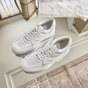 Mode kvinnor casuals skor senior tränare tjock botten löpande sneaker Italy Populärt lågt toppläder litet hål designer andningsbara avslappnade sportskor låda eu 35-41