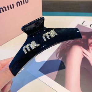 Exquisite Decke – großer französischer, eleganter Full Diamond Miu Letter Back Scoop Grip Clip Premium Feel Shark Clip