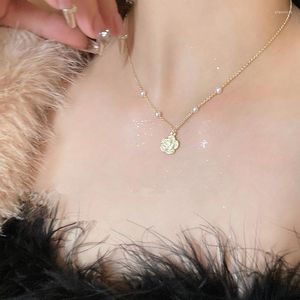 Kedjor Koreanska halsband Försäljning Kvinnor Pearl Crystal Camellia Light Luxury Small Sweater Designkänsla Högklassig krage kedja