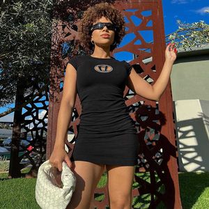 基本的なカジュアルドレスデザイナーオートクチュレル0126 2023夏の新しい女性ファッションラウンドネックショートスリムフィットセクシーなラップドレス
