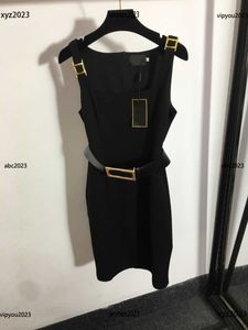 デザイナードレス女性ベルトウエストバンドベストスカートガールノースリーブドレススプリングセクシーなハードウェアショルダーバックルデコレーションドレス