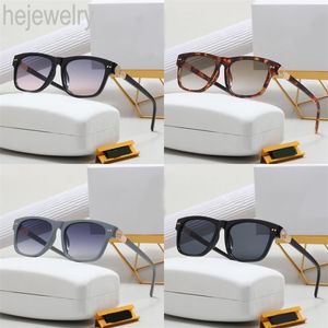 Solid White Frame Mens Designer Solglasögon Nya glasögon Fashion Square Lentes de Sol med metalldel Kvinnor Solglasögon Leopard Print Frame PJ072 B23