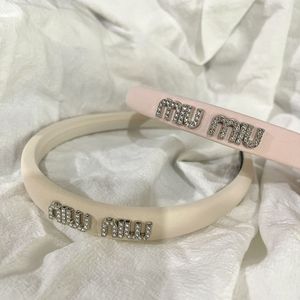 Vintage miu Strass Stirnband Mädchen Puder cremeweiß Textur minimalistisch