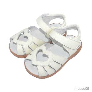 Sandaler Nya äkta läderflickor Sandaler Vita sommarvandrarskor med hjärtutskärningar Antislip Sole Kids Toddler 12.3-18.3 Sandq