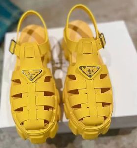 Roman Women Sandals Women's 2023 New Fashion Trend Summer Bun Head öka tjockt botten av ihåliga spännen sandaler
