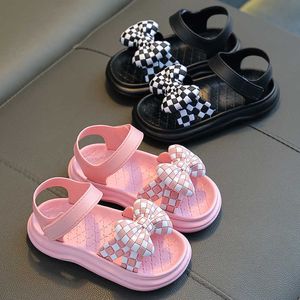 Sandali Sandali per bambini per ragazze Nuovo stile Semplice moda estiva Principessa Scarpe da spiaggia causali a scacchiera aperte in punta