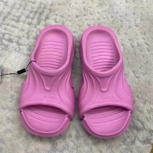 Kobiety marki sandały designerskie kapcie płaskie flipflopy skórzane kapcie eva kapcie damskie sandały plażowe lato 42 guma