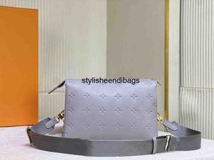 StylisheEndibagsトップいとこPMエンボス加工されたふわふわ羊革ハンドバッグパールトーンレインボーグラディエントパターン取り外し可能な厚いチェーンファブリックショルダーストラップ