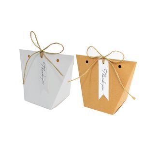 100pcs Candy Box Triangle Kraft Papel com Tag Gift Wrap Wap Wedding Event Favors Favors Sugar Packing B9622