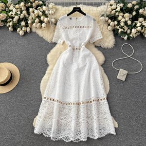 2023 Verão Novo vestido de luxo francês Lace Splice Hollow Out Metal Ring Buckle cintura que encolheu o vestido elegante