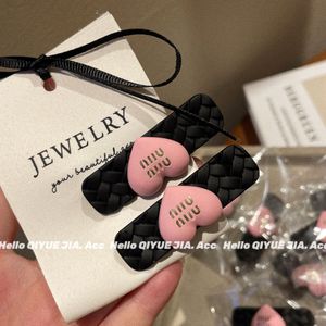 Старший знаменитый ветер INS Girls Age Age Pink Zosted Love Letter Miu Bangs Broken Hair Clip Duck Bill Clip Accessories.