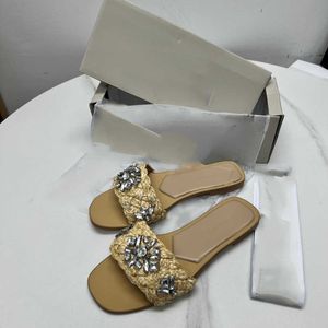 Kapcie europejskie i amerykańskie 2023 Fashion Rhinestone Flower Autumn New Flat Bottom Kapcieczki Joker Sandały G230509