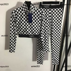 Designer Tracksuits Summer Yoga Övningsuppsättning 2st Black and White Plaid Standing Neck Long Sleeped Tight Montering Clothes and Leggings