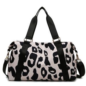 Duffel Bags Fashionable Travel Duffle Bags Women Leopard Big Nylon Tote Fitness Gym Ladies Weekend Handväskor Våt och torr separering 230509
