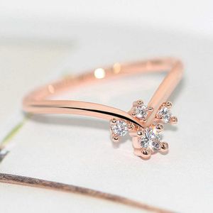 Band Rings Zhouyang V Shape Rings for Women Enkel unik liten Zircon 3 Färg Dagliga födelsedagspresenter Finger Ring Fashion Jewelry R913 Z0509