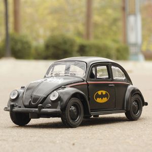 Diecast modell diecast 1 36 fordon 13 cm tecknad retro batmans beetle bil legering modell dörr öppning dra tillbaka leksak bilprydnader barn gåva pojkar 230509