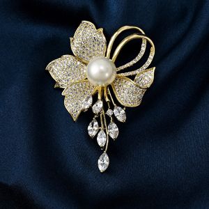 Pinos broches suyu cobre microfet cúbico zircônia de luxo flores imitação pérola broche fêmea acessórios de terno de casaco pinos de seda fivela de fivela 230509