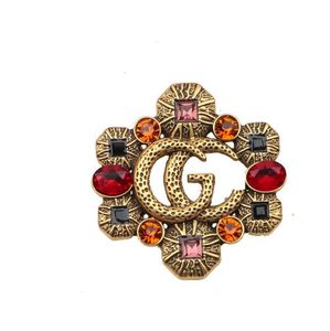 20 -stylowy litera luksusowe broszki 18 -karatowe złoto plastowane szpilki kryształowy kryształowy proste kobiety marki garnitur Swater odzieżowy Akcesoria biżuterii