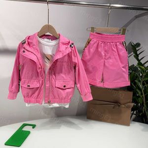 23ss キッズデザイナー服子供セット男の子女の子 t シャツジャケットショートパンツ 3 点セット純粋な綿の t シャツ格子スプライシングコート弾性ウエストパンツスーツベビー服